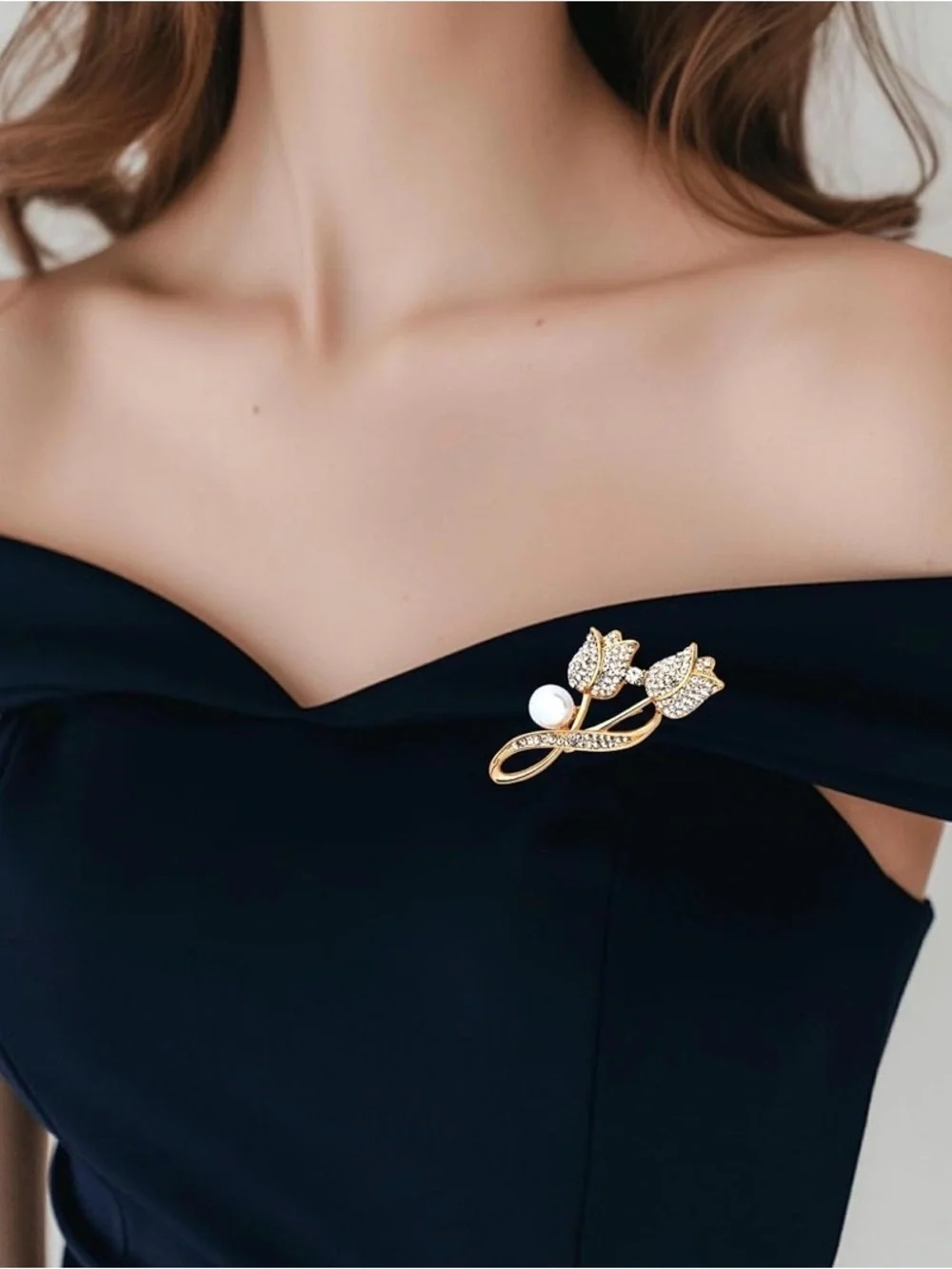Rhinestone Flower Brooch Pin – Elegant Gold Tone ✨